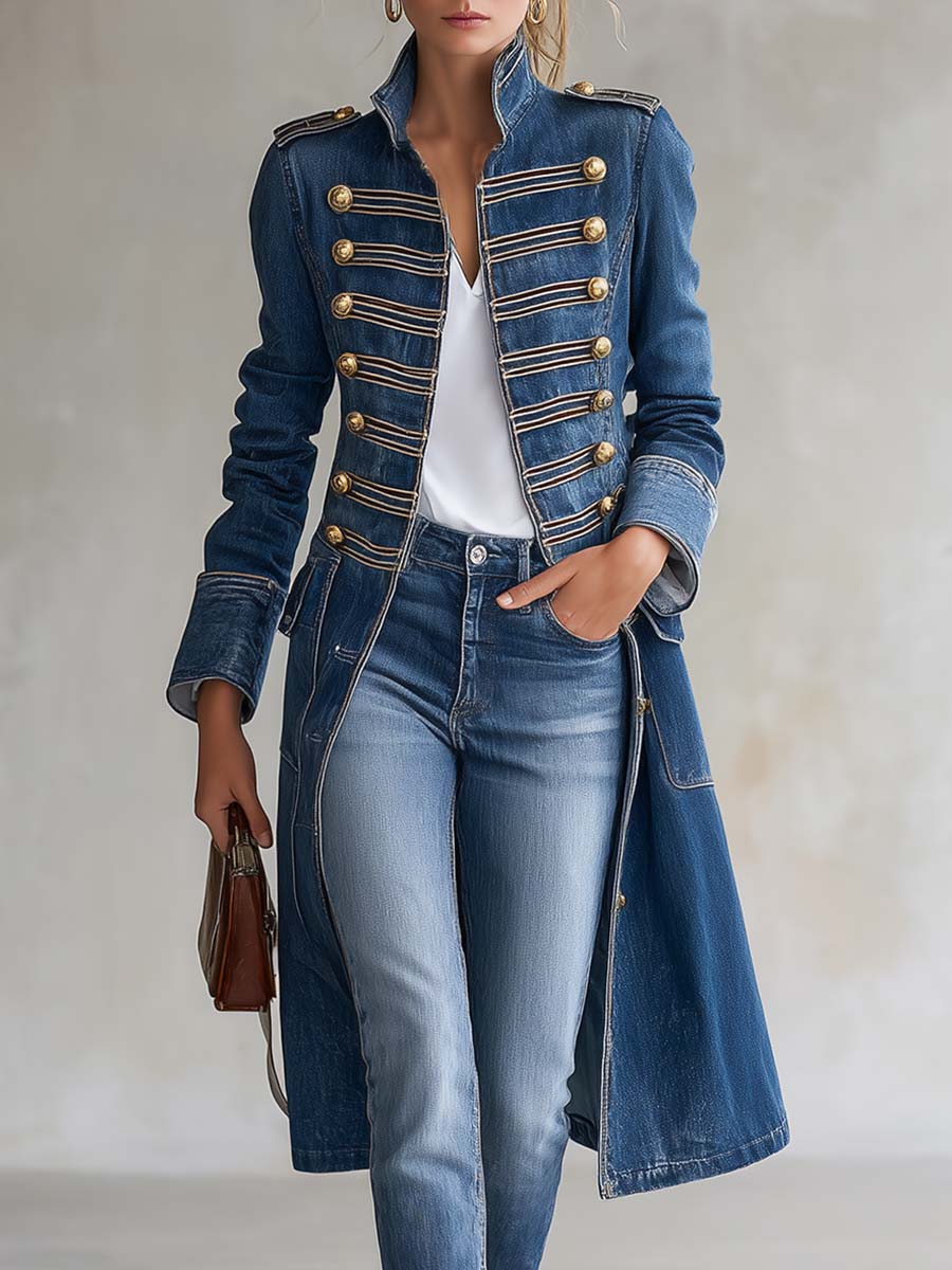 Cappotto Lungo di Jeans Sciancrato in Stile Militare con Bottoni Dorati