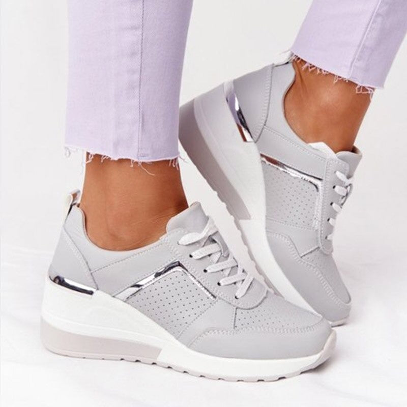 SNEAKERS PERFORATE CON TACCO COMPENSATO PER DONNE