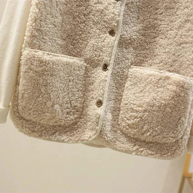 Gilet sherpa da donna con scollatura a V e bottoni e tasche a toppa