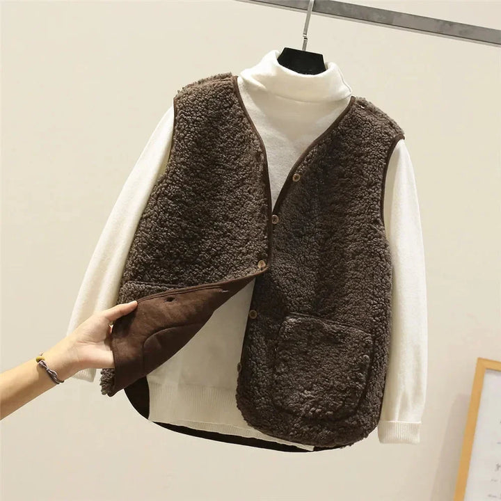 Gilet sherpa da donna con scollatura a V e bottoni e tasche a toppa