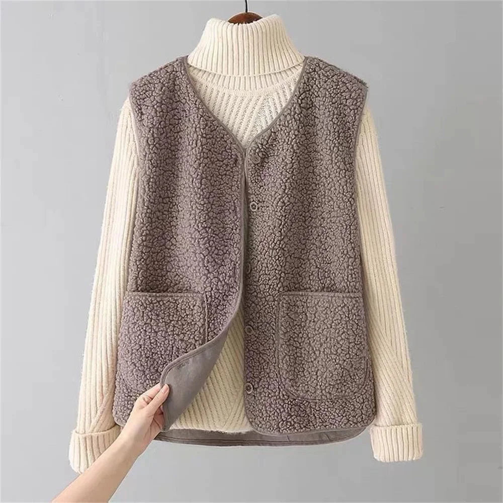 Gilet sherpa da donna con scollatura a V e bottoni e tasche a toppa