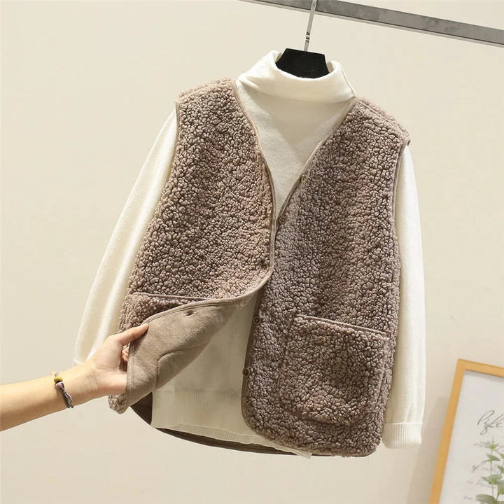 Gilet sherpa da donna con scollatura a V e bottoni e tasche a toppa
